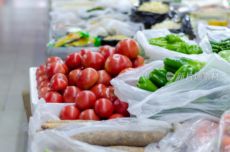 农贸市场的西红柿和辣椒蔬菜摊位