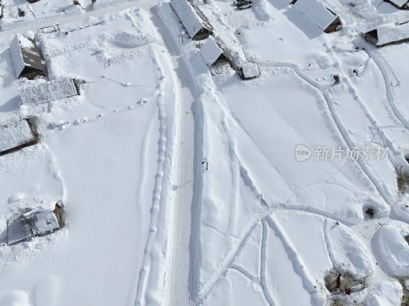 中国新疆阿勒泰禾木冬季雪景白雪覆盖的禾木