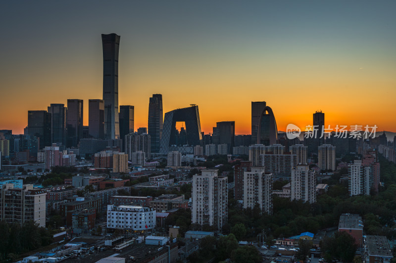 北京晚霞映照下的城市建筑轮廓