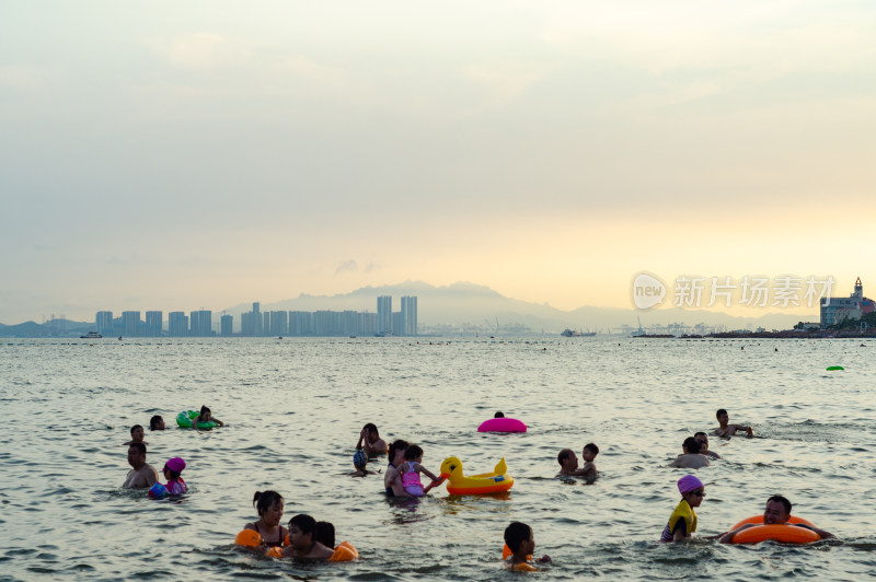 青岛海水浴场玩水的人们