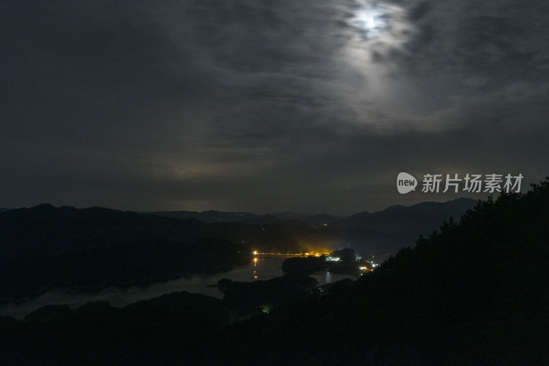 山间夜空繁星璀璨的静谧自然景象