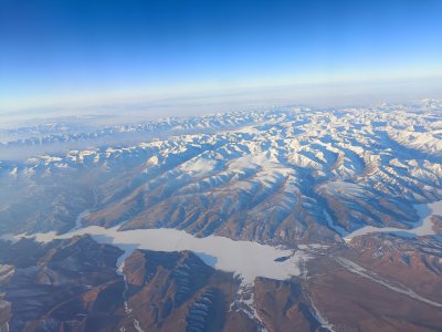 高空俯瞰雪山与湖泊景观