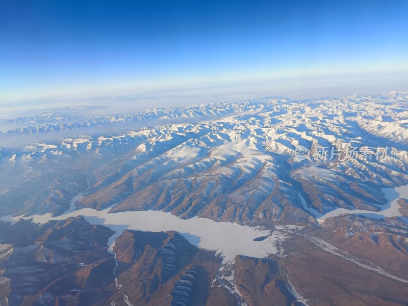 高空俯瞰雪山与湖泊景观