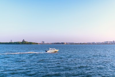 湖面行驶的白色游船