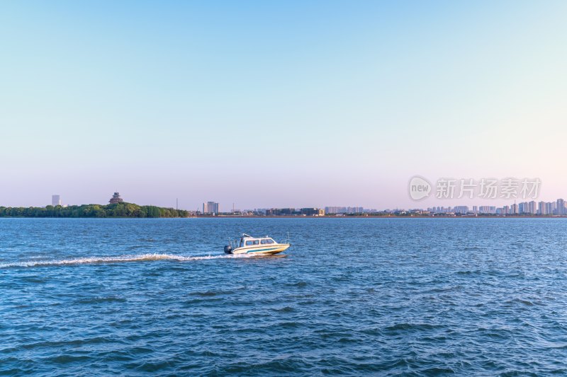 湖面行驶的白色游船