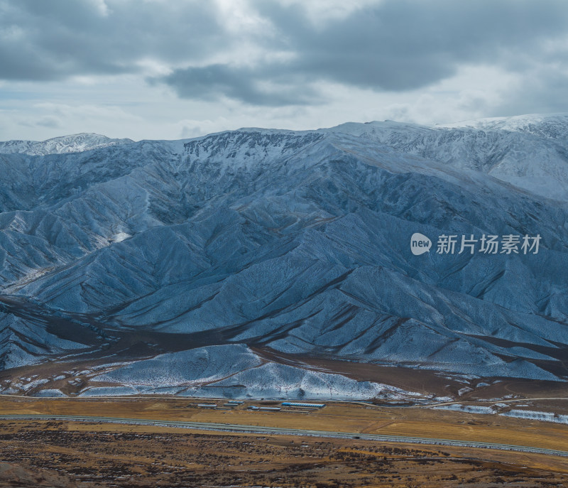 航拍青海德马高速旁的巴颜喀拉山脉