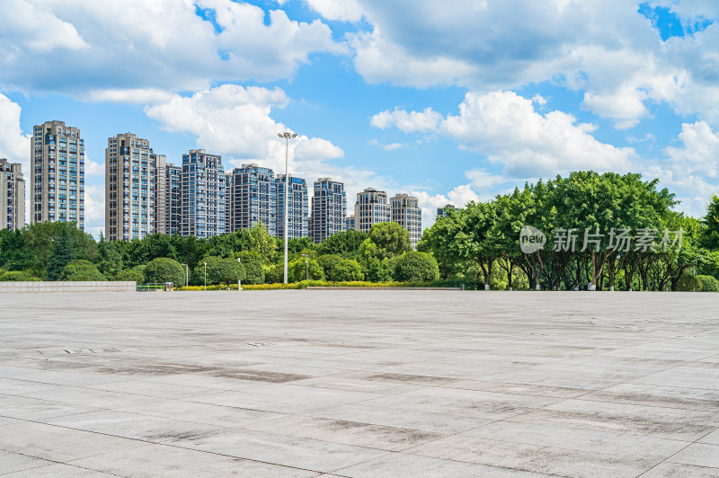 空旷的地面广场和现代住宅建筑