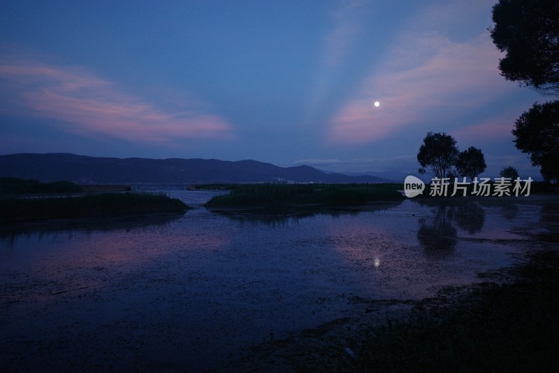 暮色下的水域与山峦自然景观