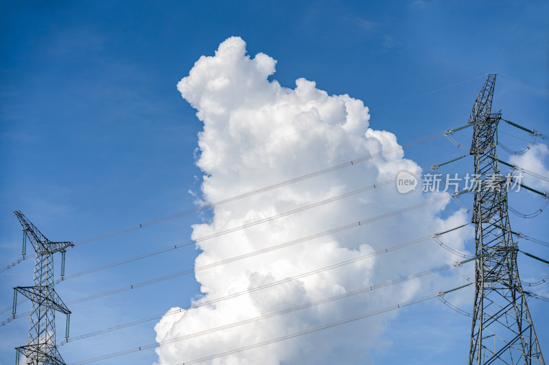 天空背景下的电塔