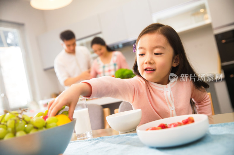 幸福家庭在吃早餐