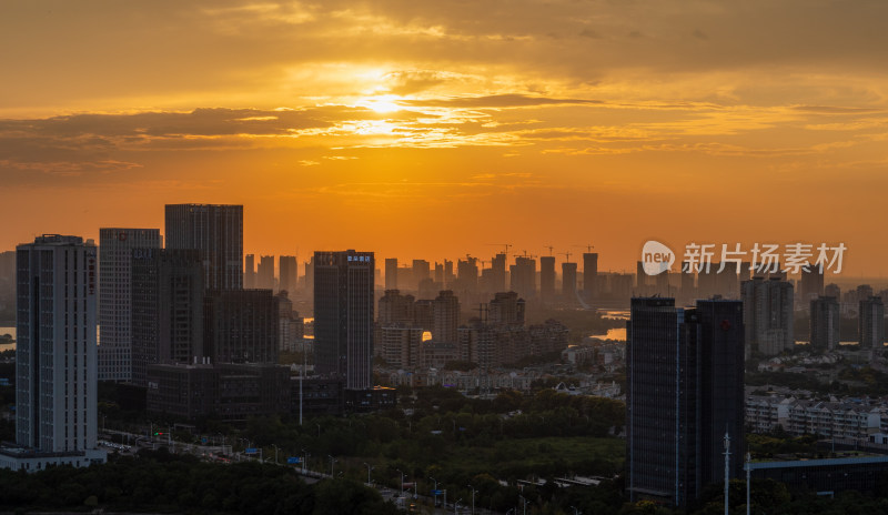 夕阳下的武汉金银湖联通路写字楼