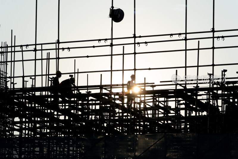 清晨的建筑工地和建筑工人