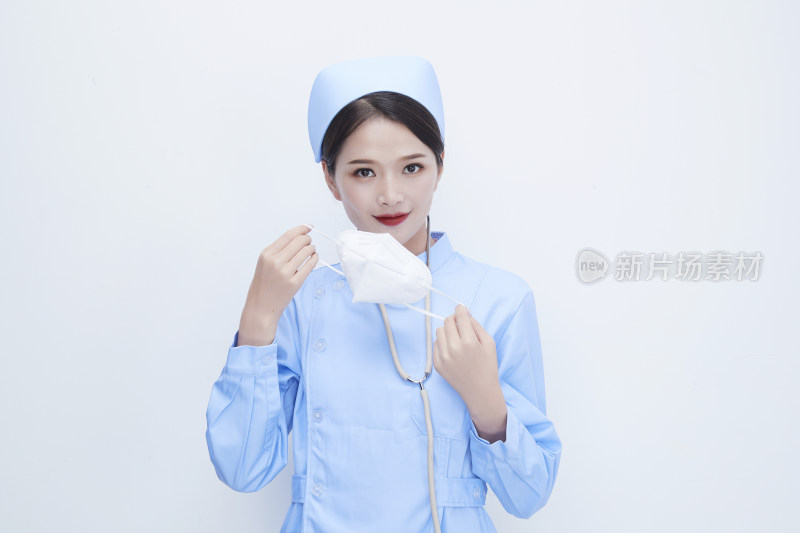 女性医护人员展示规范的口罩正确佩戴方式