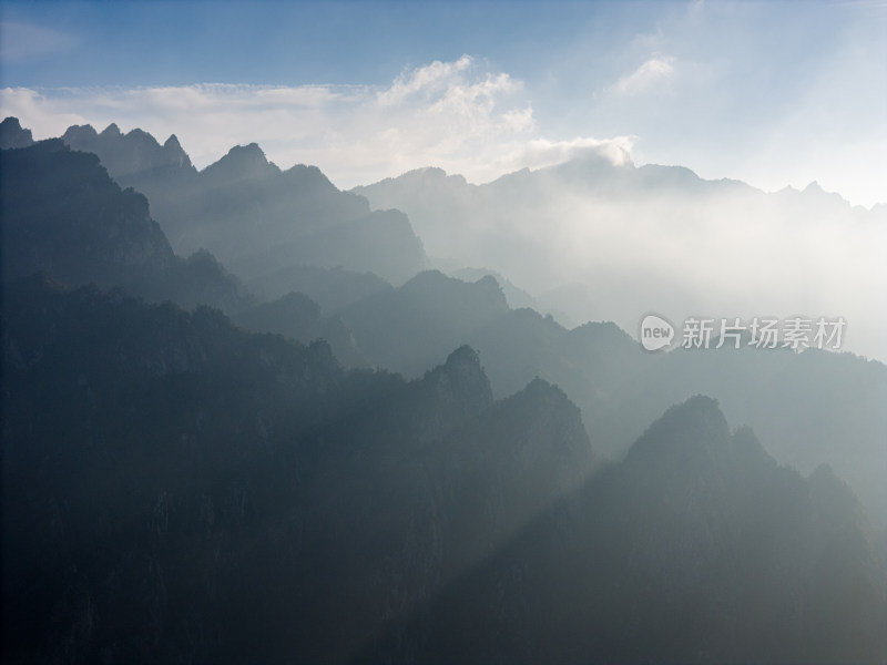 南阳老界岭伏牛山群山日出