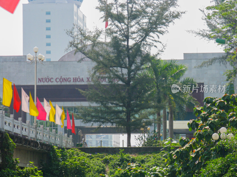 广西防城港东兴口岸与对岸的越南建筑风光