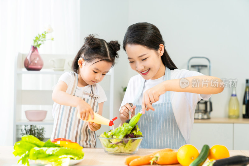 妈妈和女儿一起做蔬菜沙拉