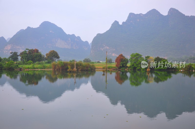 夕阳下天青色远山雾气腾腾河流山水倒影