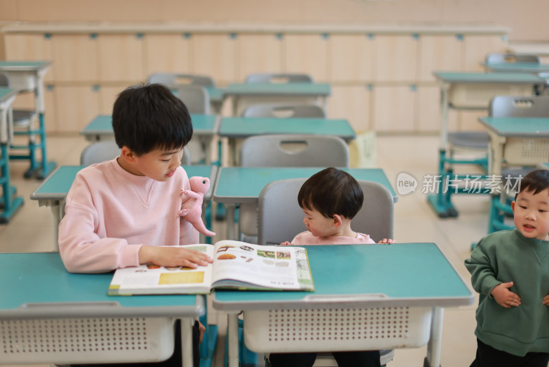 小学生在教室里学习