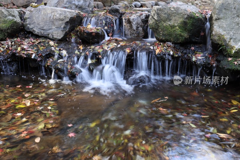 杭州九溪清澈的溪水水流