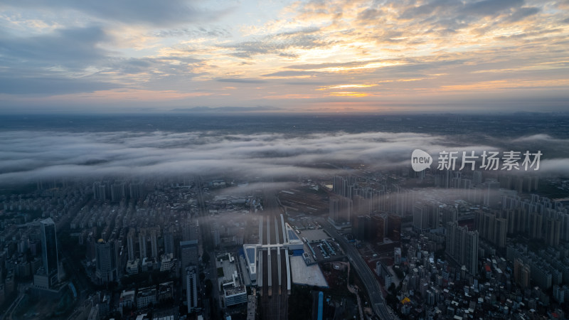 日出时分云雾笼罩的城市鸟瞰图