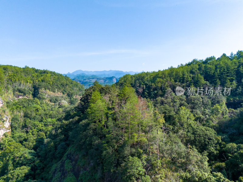 大金湖甘露寺青山绿水航拍图