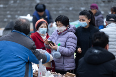 早市买菜卖菜的人们