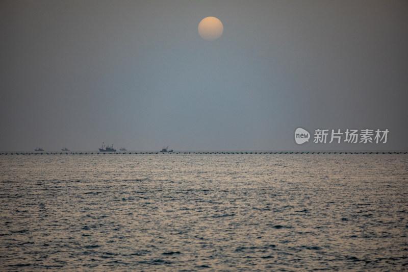 山东日照灯塔景区海上雾色日出景观