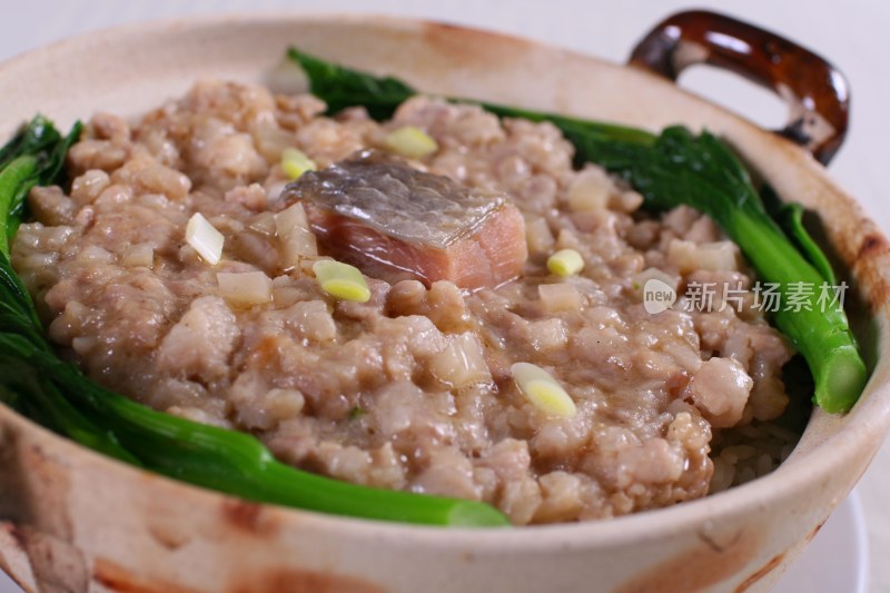 咸鱼冲菜肉饼煲仔饭