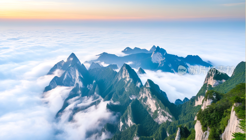 云雾缭绕的壮丽华山山景