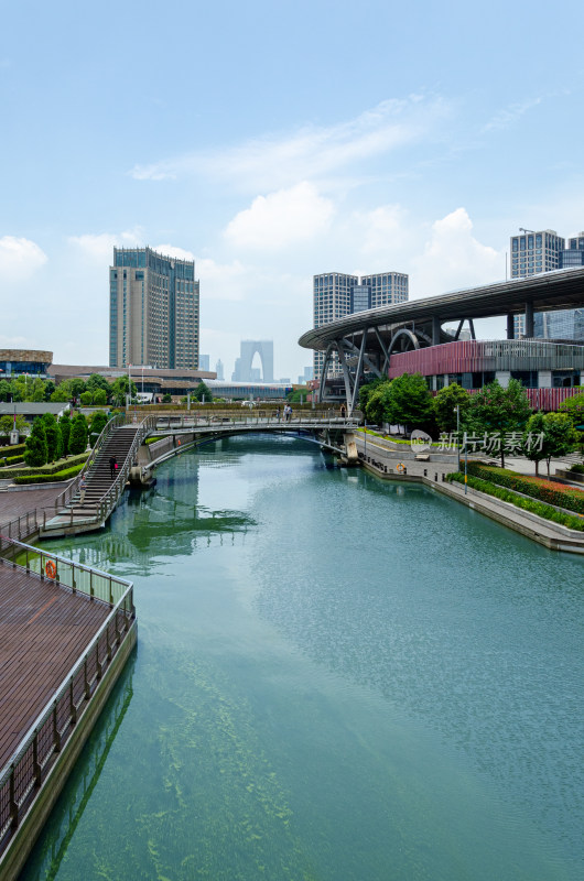 现代城市中绿水环绕的建筑景观