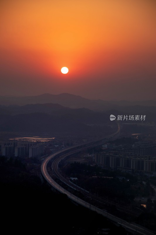 夕阳下的城市道路鸟瞰全景