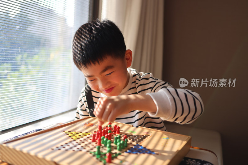 正在下跳跳棋的中国小学生