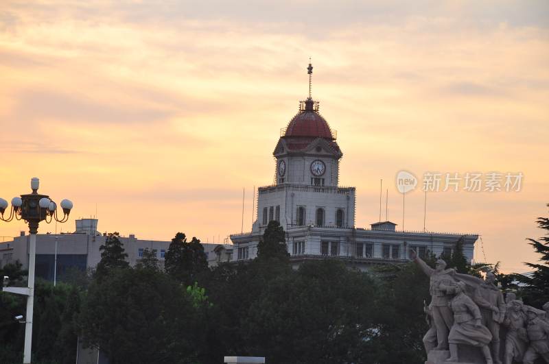 夏季黄昏时分的中国钱币博物馆