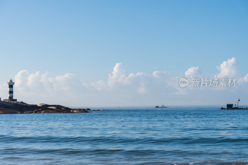 东山岛海边灯塔与海面景观