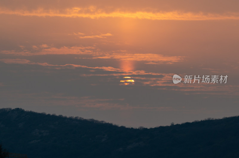 夕阳下河畔石桥与建筑景观