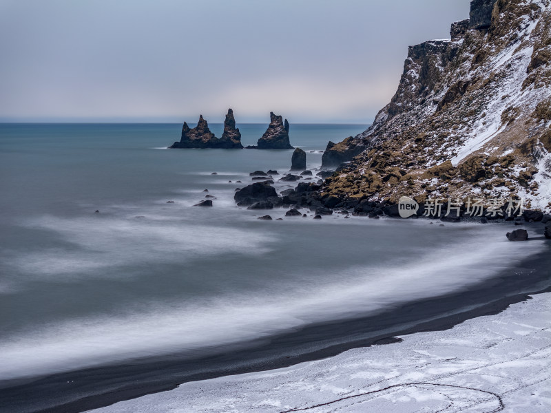 冰岛北极圈维克小镇黑沙滩岩石奇观雪景航拍