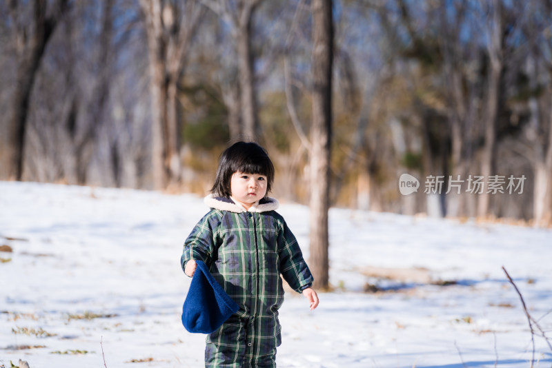 中国北京在公园雪地里玩耍的女童
