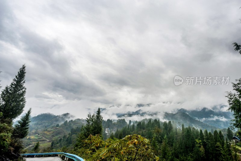 贵州沿河：雨雾乡村秋意浓