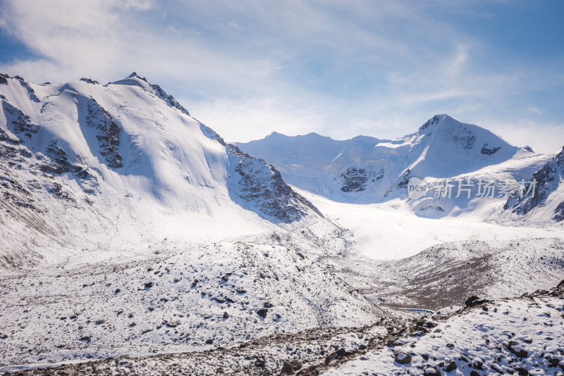 壮丽雪山天空自然风景