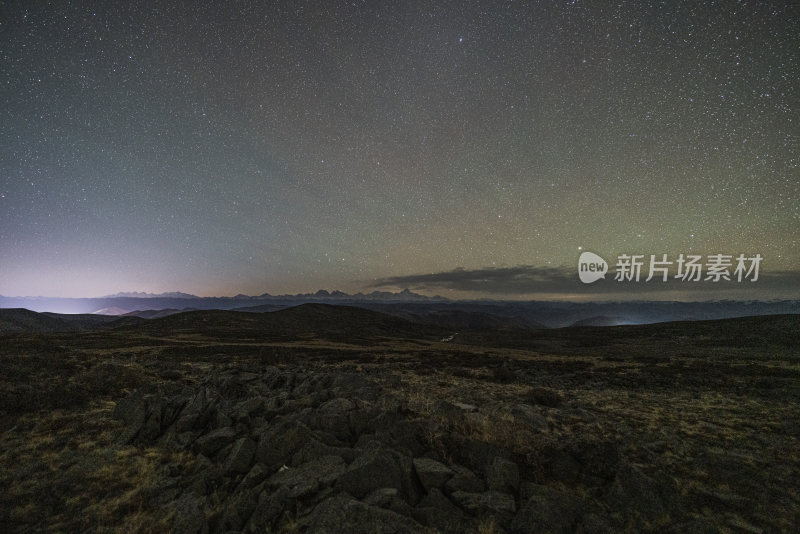 户外星空下的山脉夜景