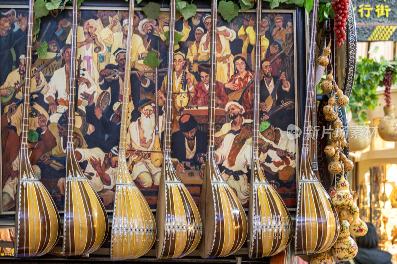 新疆乌鲁木齐大巴扎集市的传统乐器挂饰展示