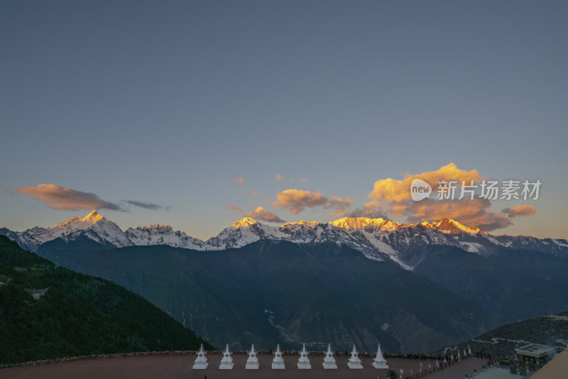 梅里雪山与彩云的壮美景观