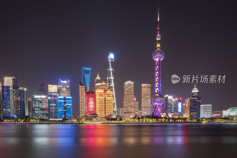 上海北外滩正对陆家嘴现代摩天大楼夜景