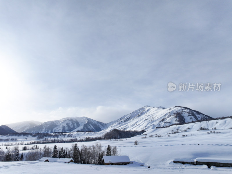 中国新疆阿勒泰禾木冬季雪景白雪覆盖的禾木