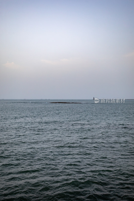 山东日照灯塔景区海上雾色日出景观