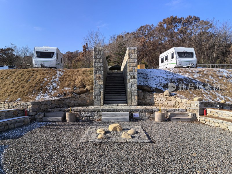 山东文登天福山水库山水露营地雪景