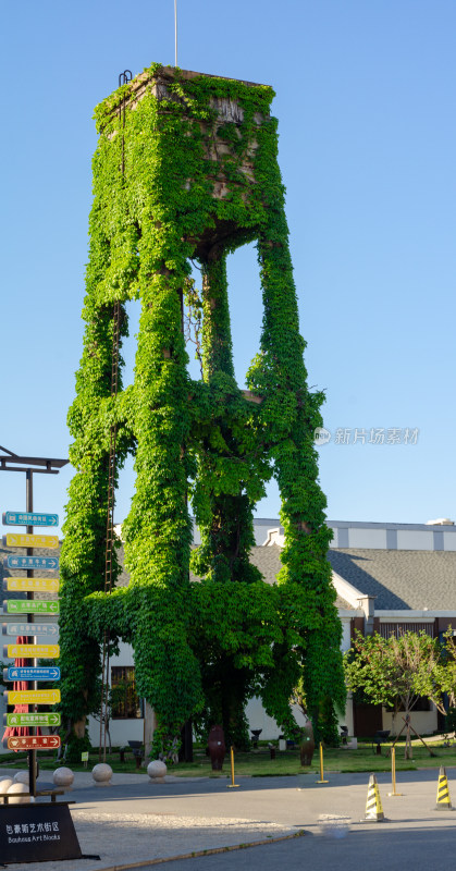 青岛纺织谷爬满绿植的高塔景观