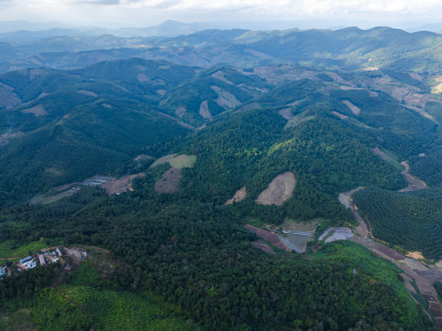 航拍视角下的大片绿色山林山脉全景