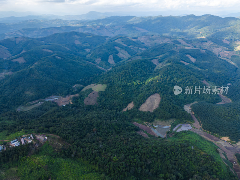 航拍视角下的大片绿色山林山脉全景