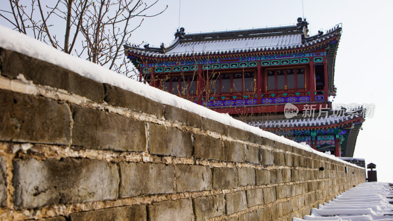 积雪覆盖下的老龙头古建筑城墙景致